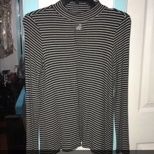 Longe sleeve key hole American eagle blouse